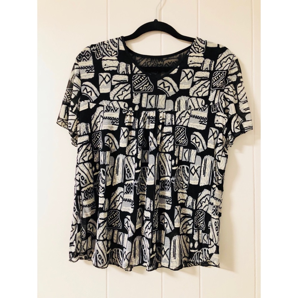 BUY NOW! Multi-patterned Top ⚫️⚪️
